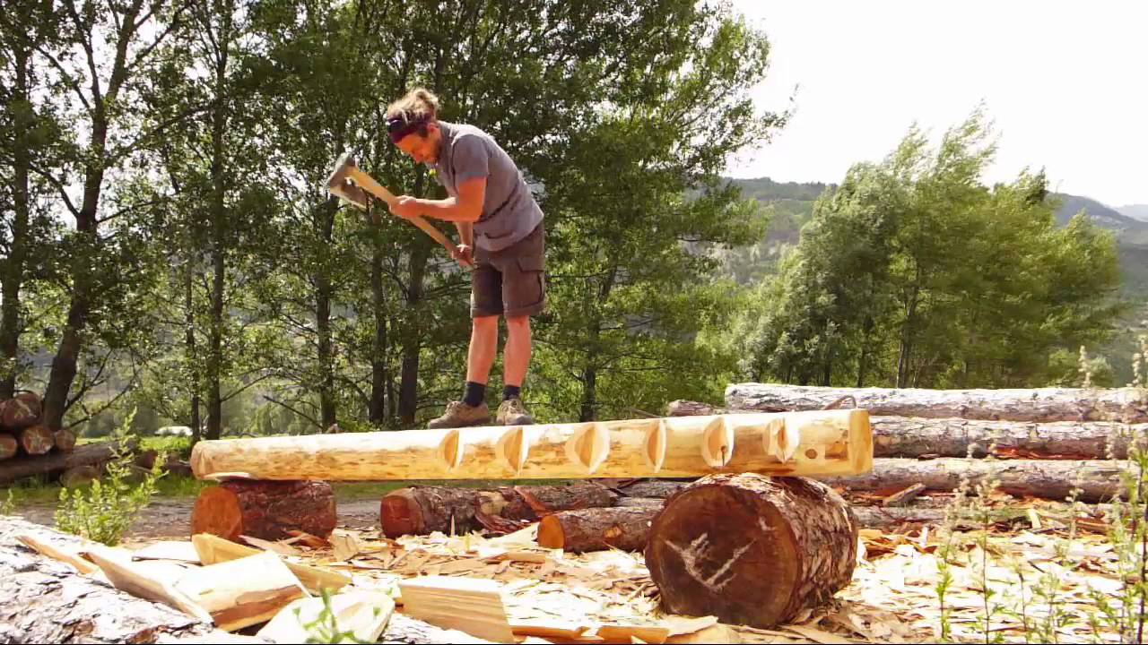 Charpente &agrave; l'ancienne - equarrissage &agrave; la hache - une poutre en 3 min