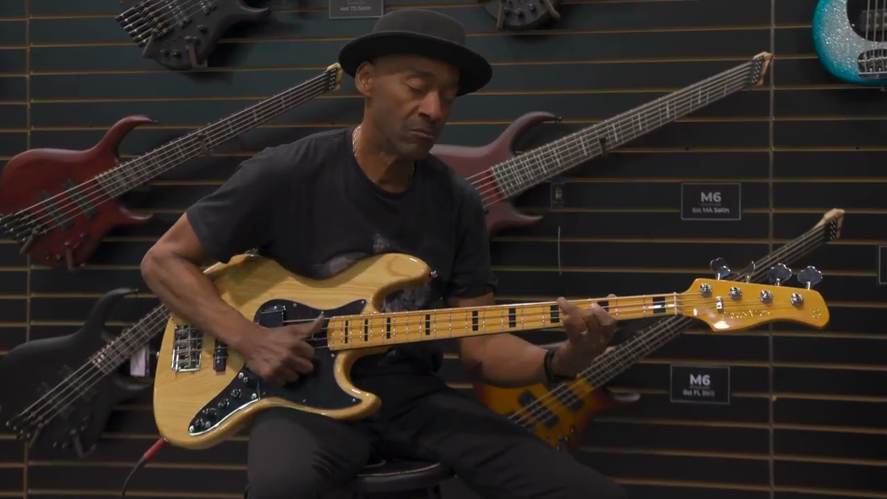 Marcus Miller destruyendo su Sire V7 Vintage Ash Natural en NAMM Show 2025
