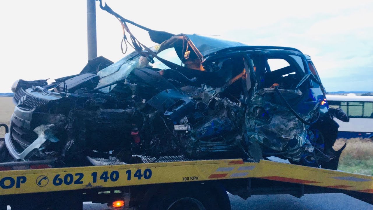 Hasiči st&aacute;le odstraňuj&iacute; n&aacute;sledky tragick&eacute; dopravn&iacute; nehody u obce Počaply