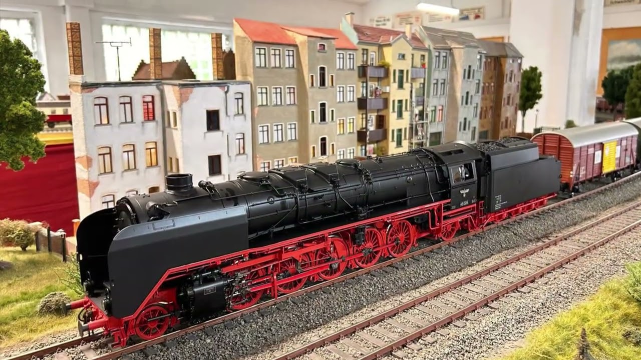 Spur 1 Dampflok BR 45 mit einem etwas l&auml;ngeren gedeckten G&uuml;terzug TEIL 1