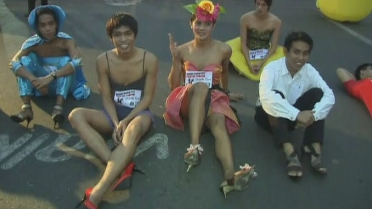 Men and women race in heels in the Philippines