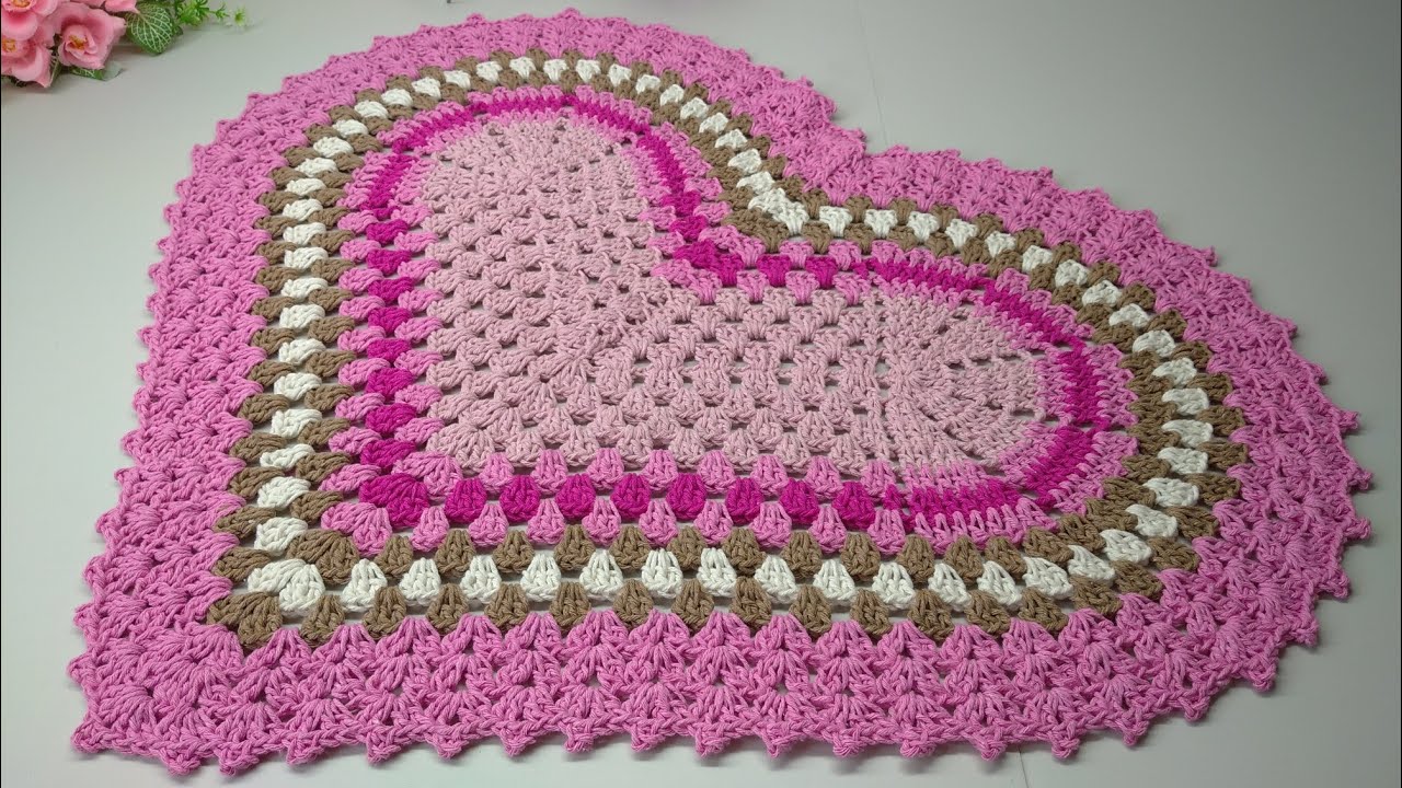 💞 Tapete de coração em crochê com bico leque 72x50 330 Gr