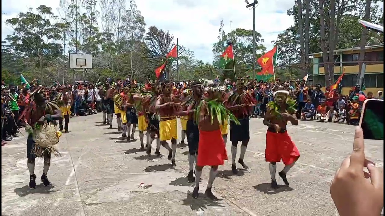 September 16 @Aiyura National School of Excellence. Dance performed by the NGI students (Avorong)