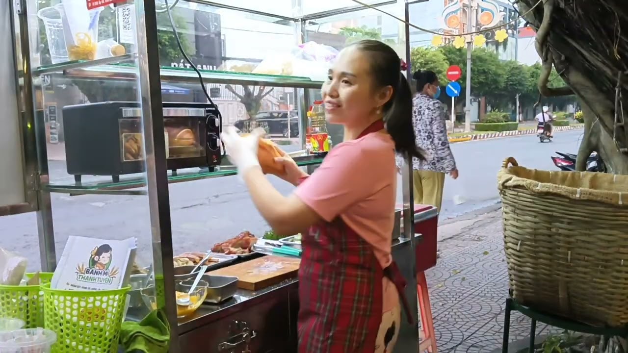 VỢ KHAI TRƯƠNG BÁN BÁNH MÌ | ÚT ĐẠT # 1302