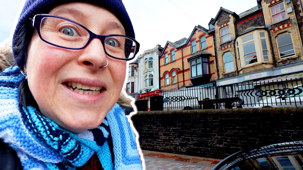 PONTYPRIDD: LIBRARY, MUSEUM, COFFEE, LUNCH & SHOPPING.  DAILY VLOGS UK