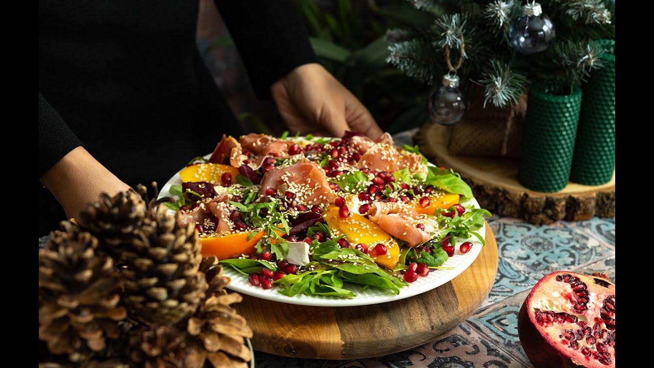 САЛАТ С ХУРМОЙ ГРАНАТОМ И ХАМОНОМ