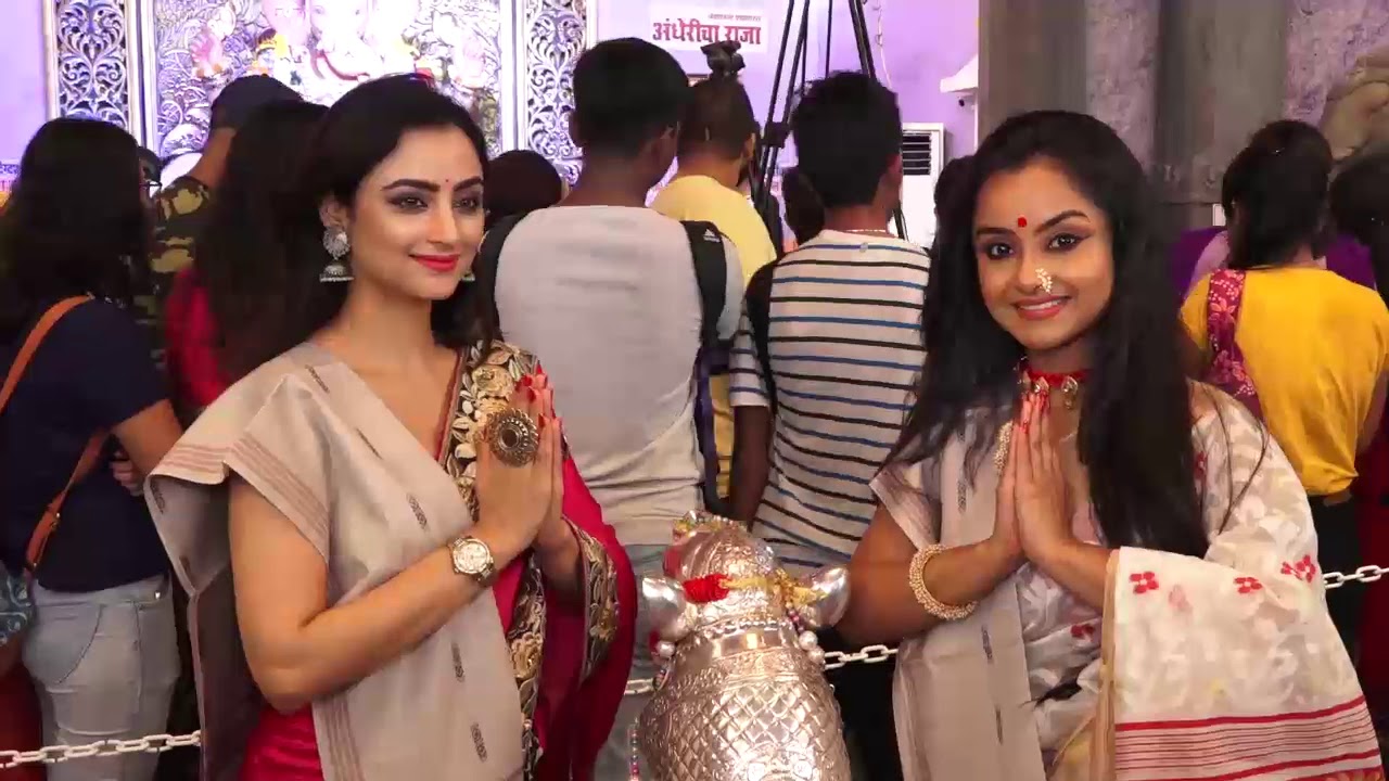 Madirakshi Mundle और Ishita Ganguly ने किए Andheri Cha Raja के दर्शन