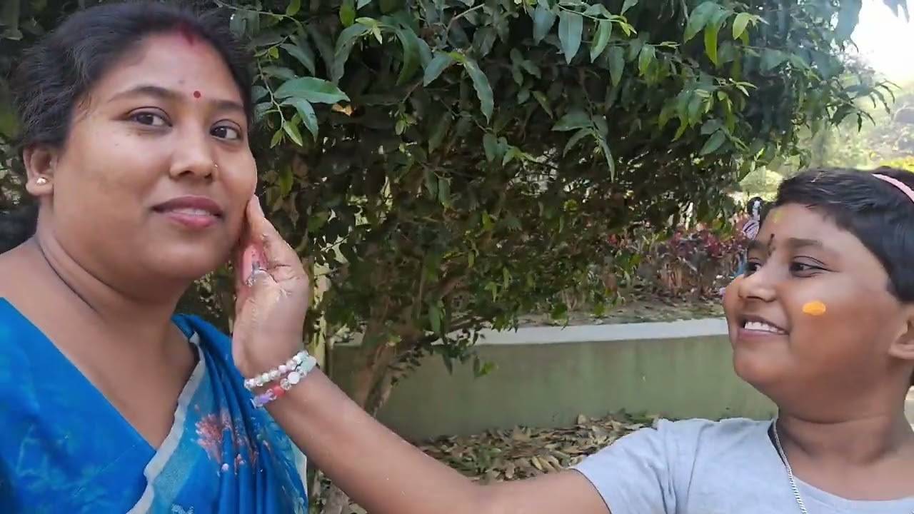দোলের দিন ঠাকুর পূজো করে গেলাম বসন্ত উৎসব দেখতে