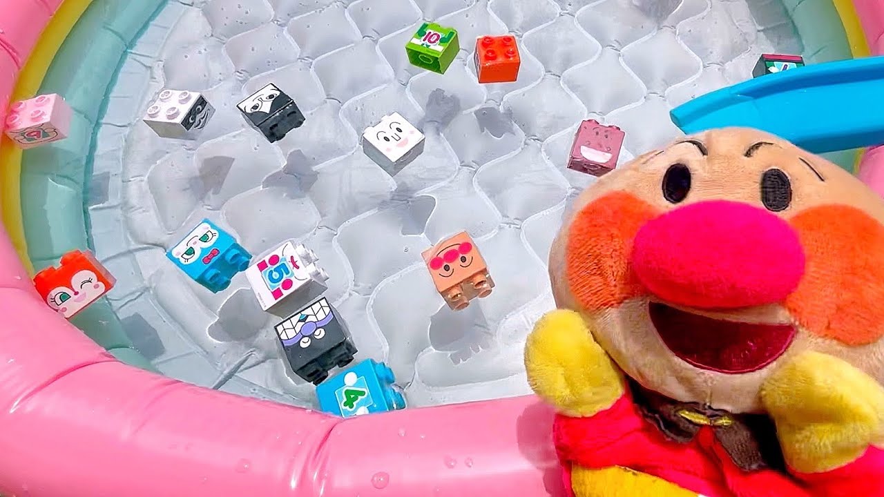 アンパンマンの数字ブロックで遊ぼう！ブロックがプールでバラバラに！？