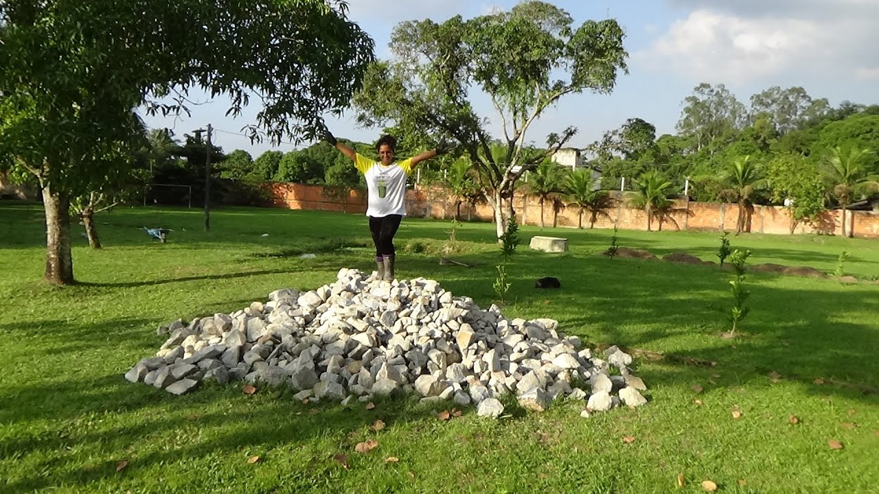 COSTRUIR SOZINHA UM RIACHO DE PEDRAS