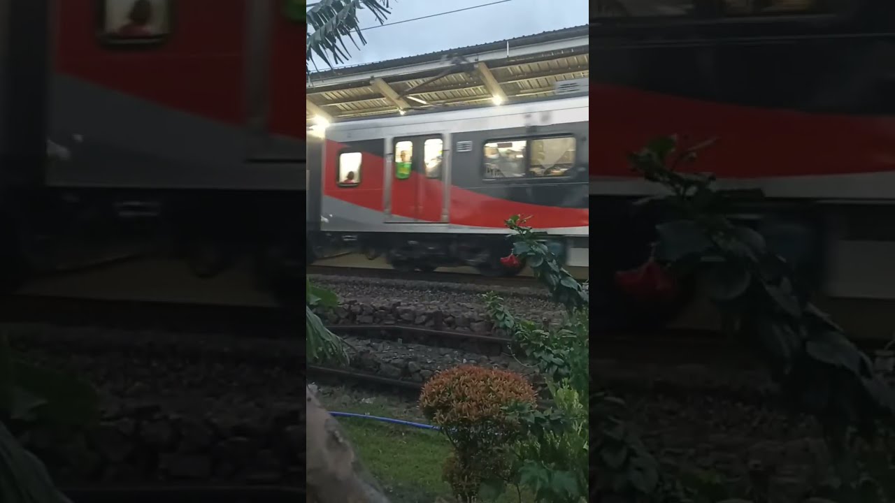 Berburu kereta listrik. padat penumpange