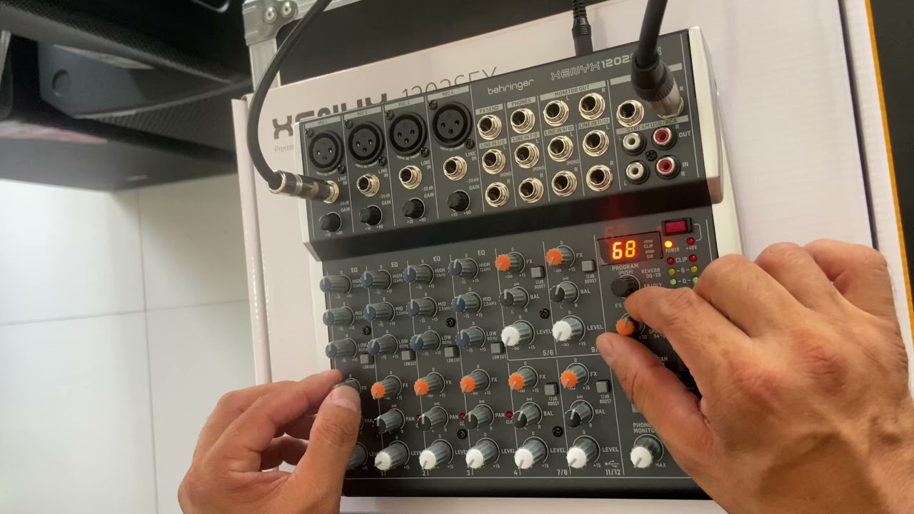 Mezcladora Análoga Behringer XENYX1202SFX