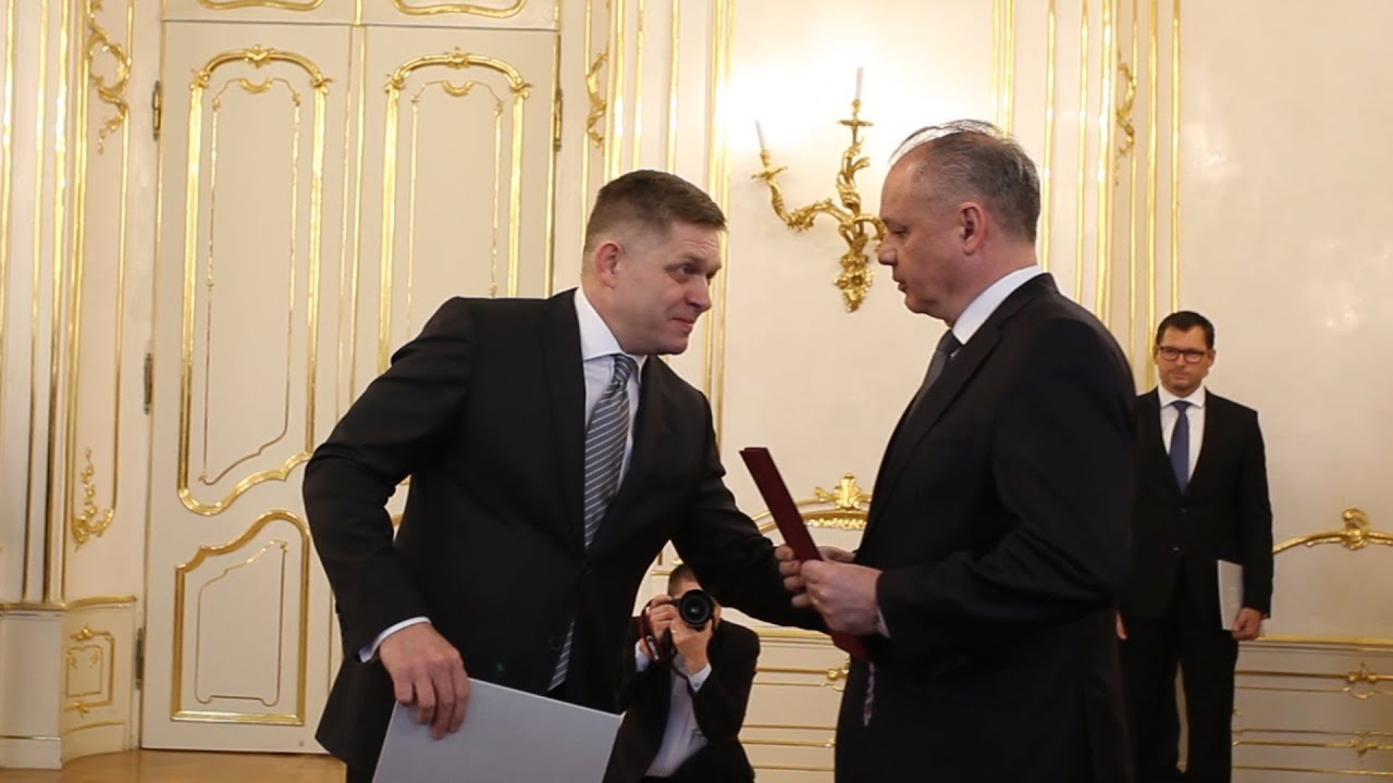 Fico odchádza vysmiaty. Deň demisie v dvoch minútach (zapnite titulky)
