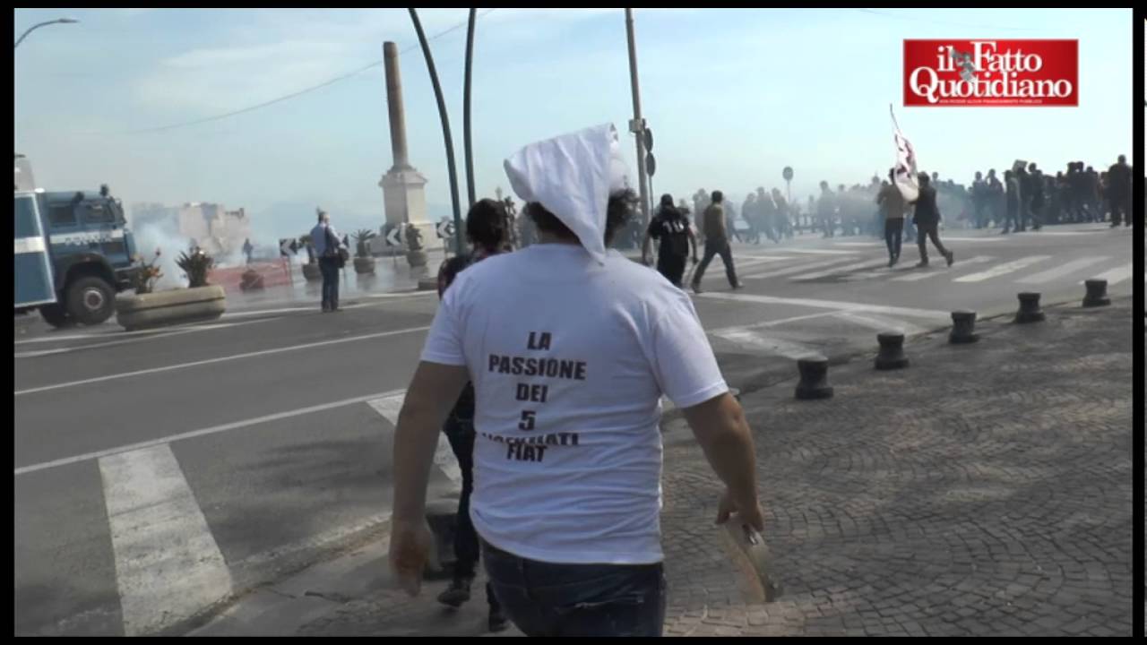 Tensione a Napoli, corteo anti-Renzi per difendere Bagnoli: lancio sassi e lacrimogeni