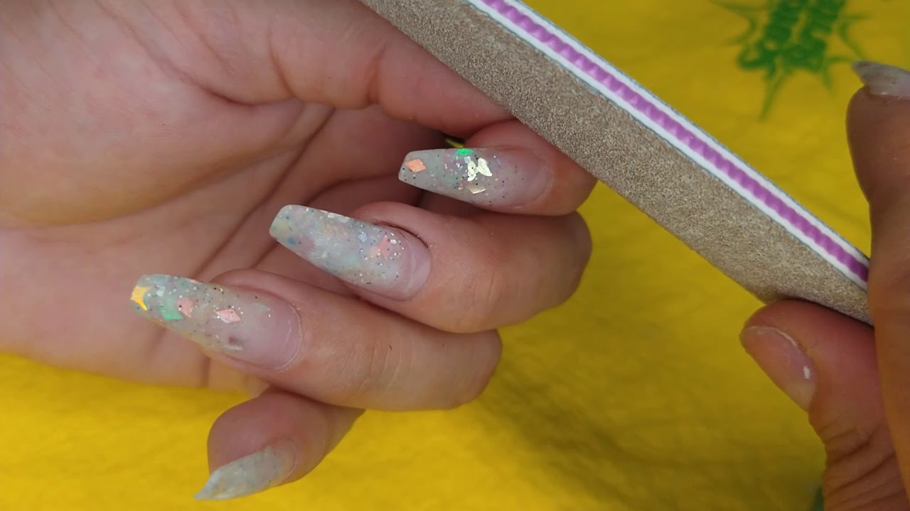 extensión de uñas con esmalte semipermanente