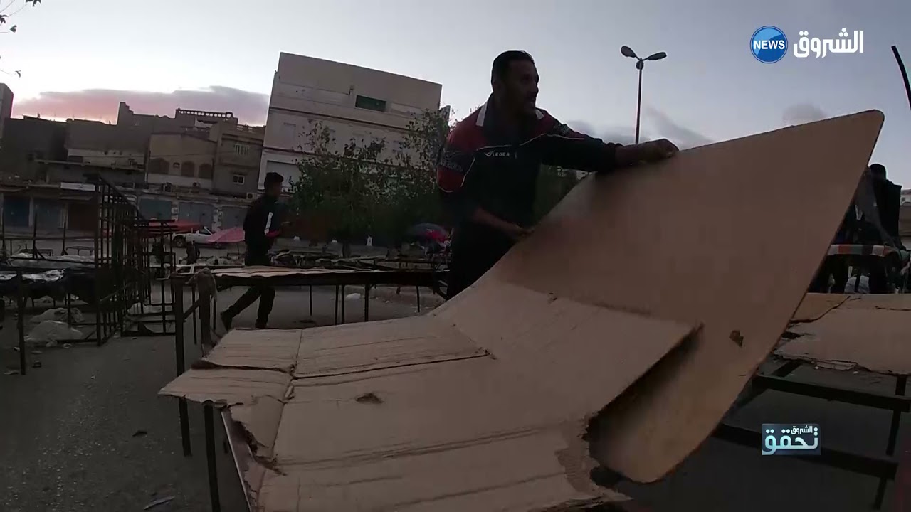 شاهد قصة تاجر الملابس المستعملة في تبسة معاناة ومشاق في عرضها وتسويقها