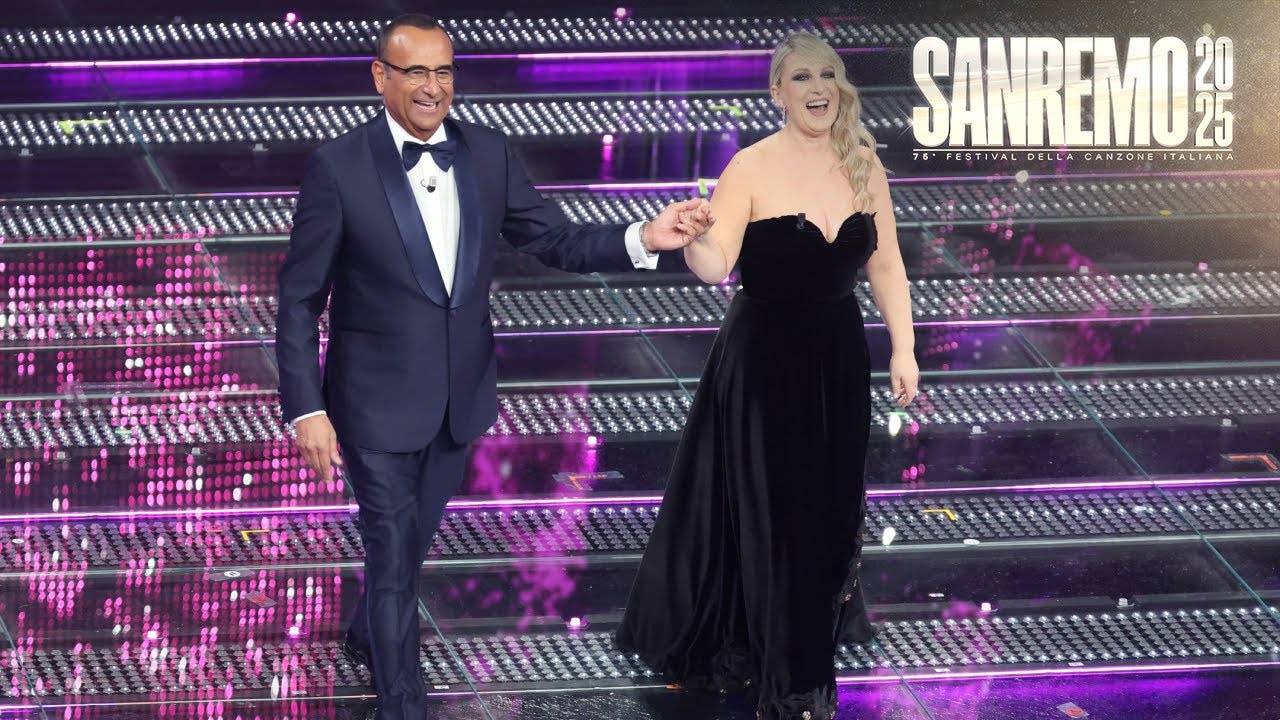 Sanremo 2025 - L'ingresso di Katia Follesa sul palco dell'Ariston