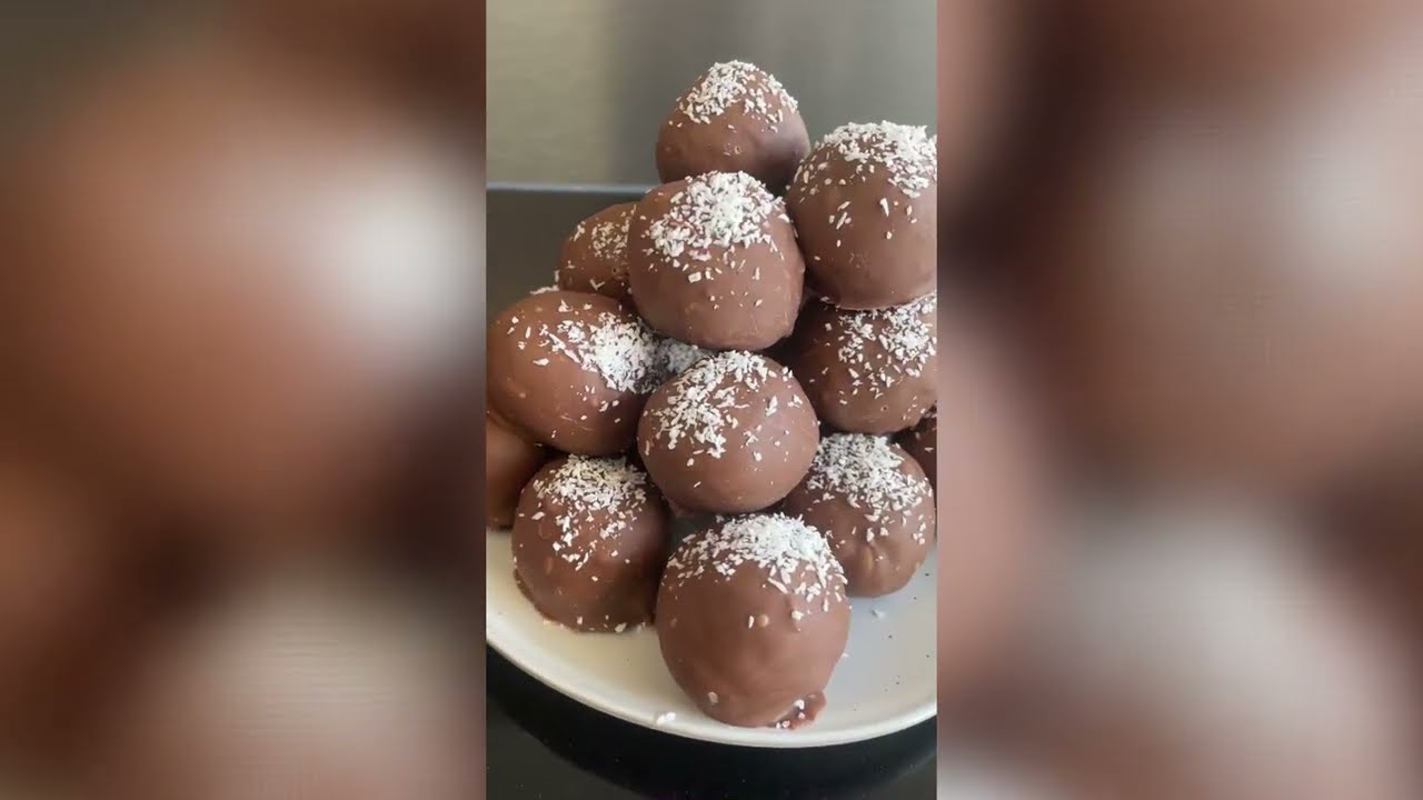 Zelf bounty truffels maken: super makkelijk (3 ingrediënten, zonder oven)