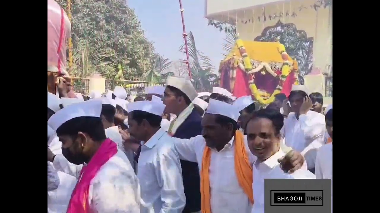 ಗಡವಂತಿಯಲ್ಲಿ ವೀರಭದ್ರೇಶ್ವರ ಜಾತ್ರೆ ಹಿನ್ನೆಲೆ ಪಲ್ಲಕ್ಕಿ ಉತ್ಸವದೊಂದಿಗೆ ಅಗ್ನಿಕೊಂಡ ಪ್ರದಕ್ಷಣೆ ಹಾಕಿದ ಭಕ್ತಾದಿಗಳು 
