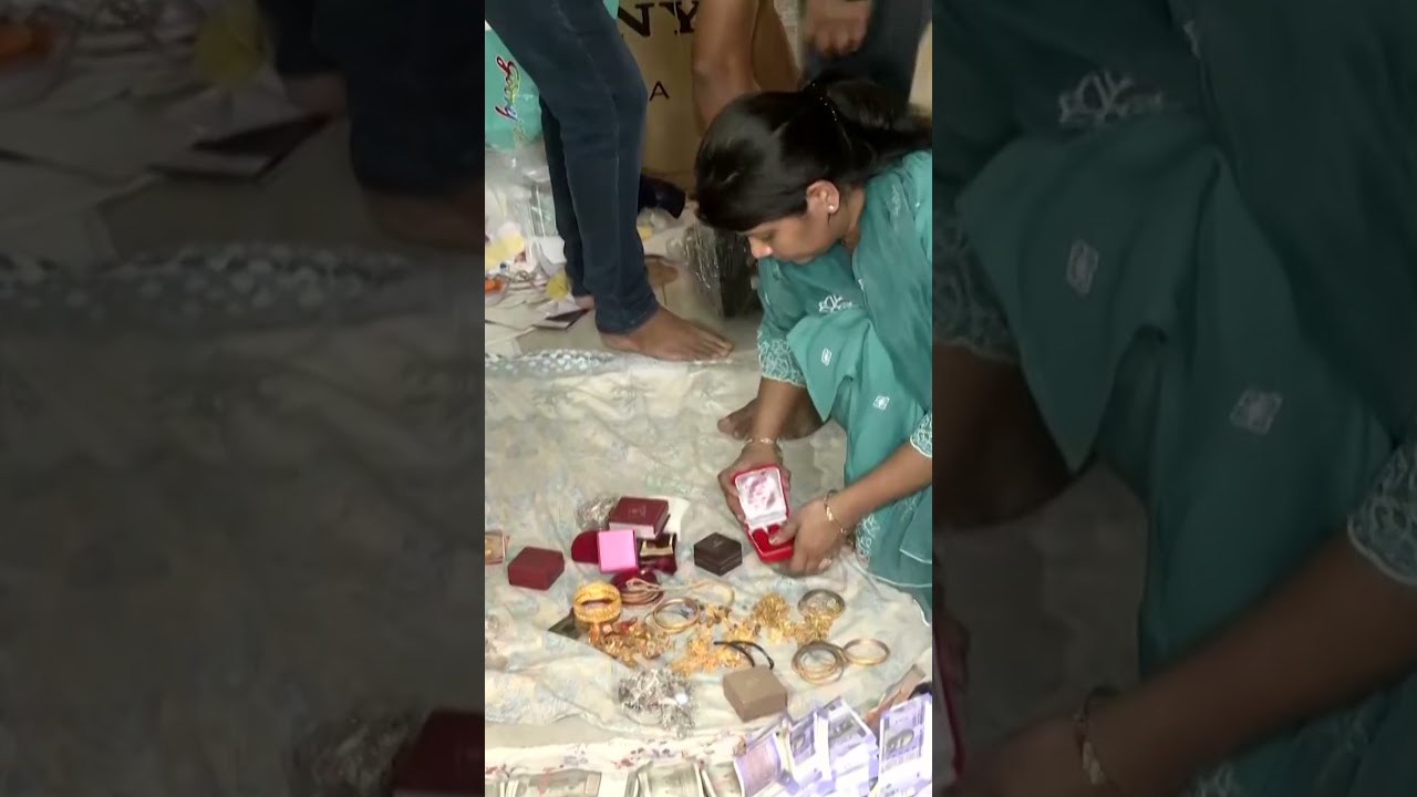अफसर के घर से मिला नोटों का ढेर [Mining Officer in Odisha Caught with Over ₹4 Crore]
