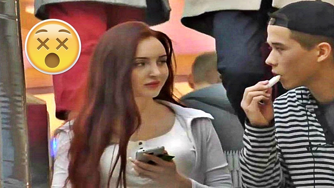 التحرش بالناس على السلم المتحرك في شوارع روسيا