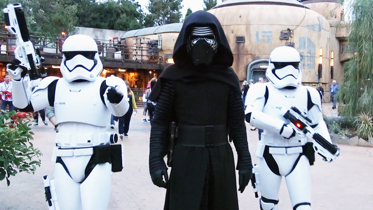 Kylo Ren Arrives to Batuu with First Order - Star Wars: Galaxy's Edge Show (w/Bonus Interaction)