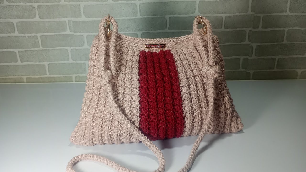 Bolsa de crochê feita com barbante ponto relevo com alça regulável em crochê
