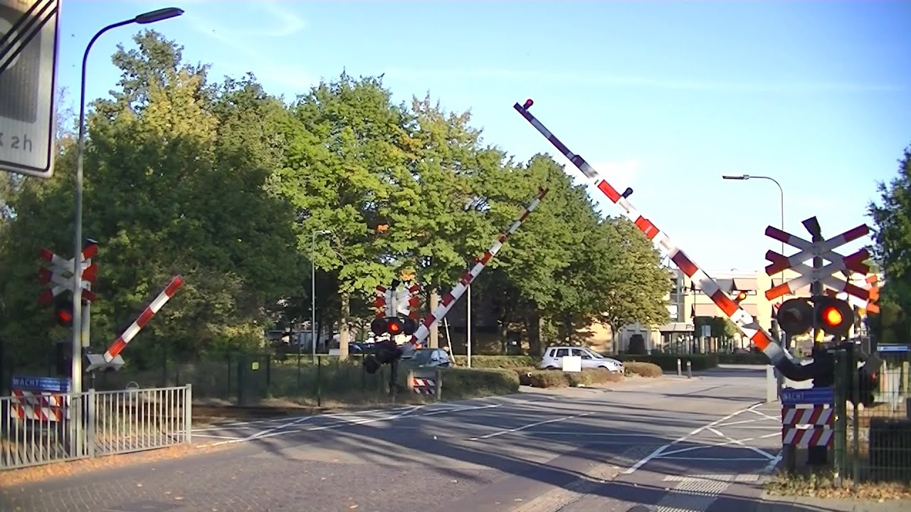 Spoorwegovergang Reuver // Dutch railroad crossing