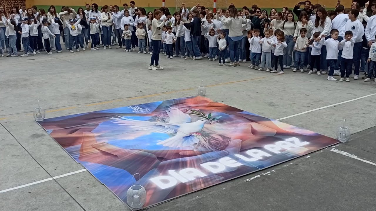Un puzle gigante por el día de la Paz llena el patio de 'La Inmaculada'