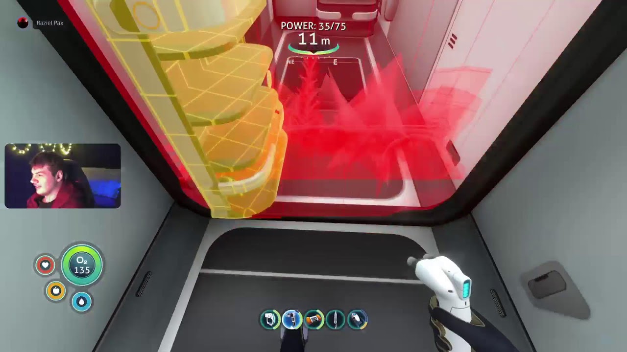 Trying to play Subnautica with Thalassophobia part 1
