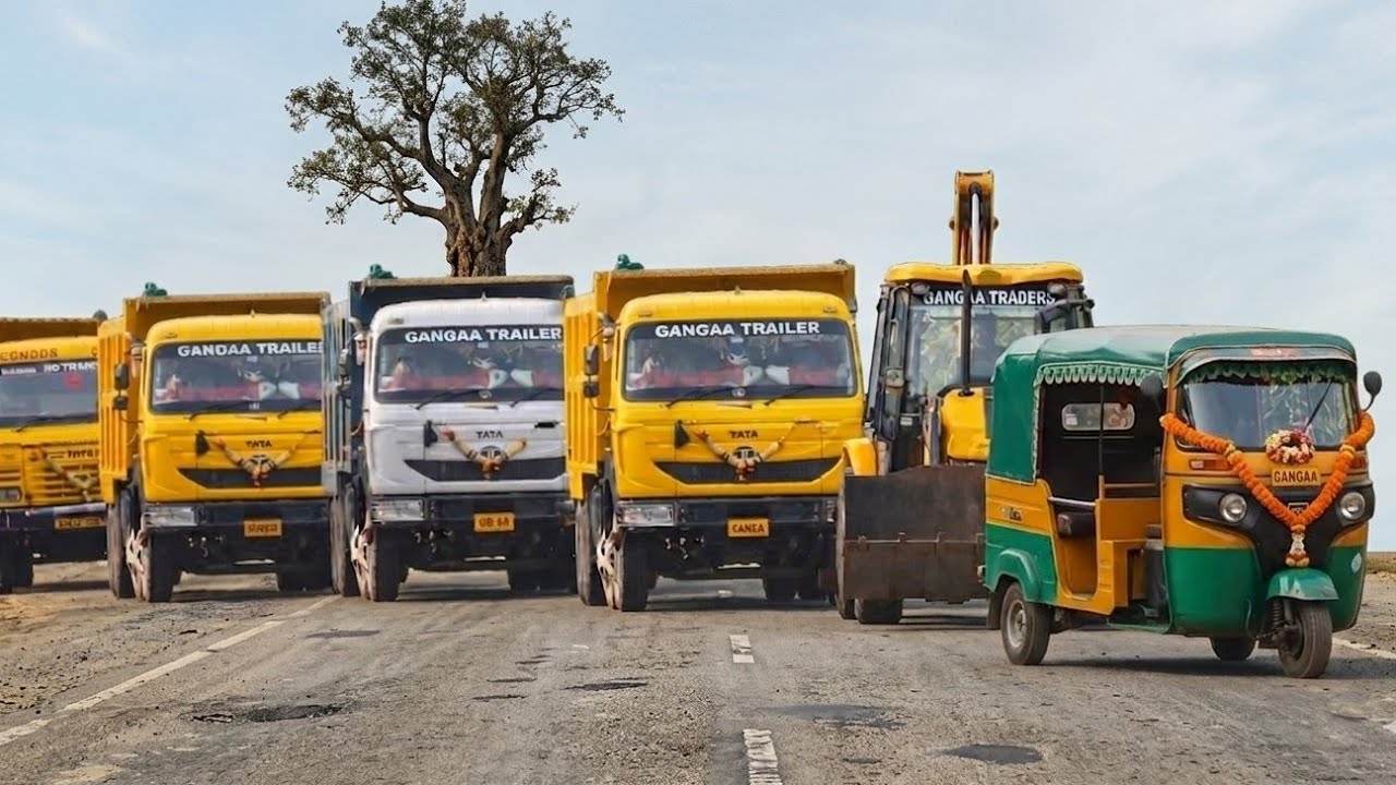 New JCB 3dx Backhoe Machine Loading Mud In Three Yellow 🟡 TATA Track And One White TATA Track | Auto