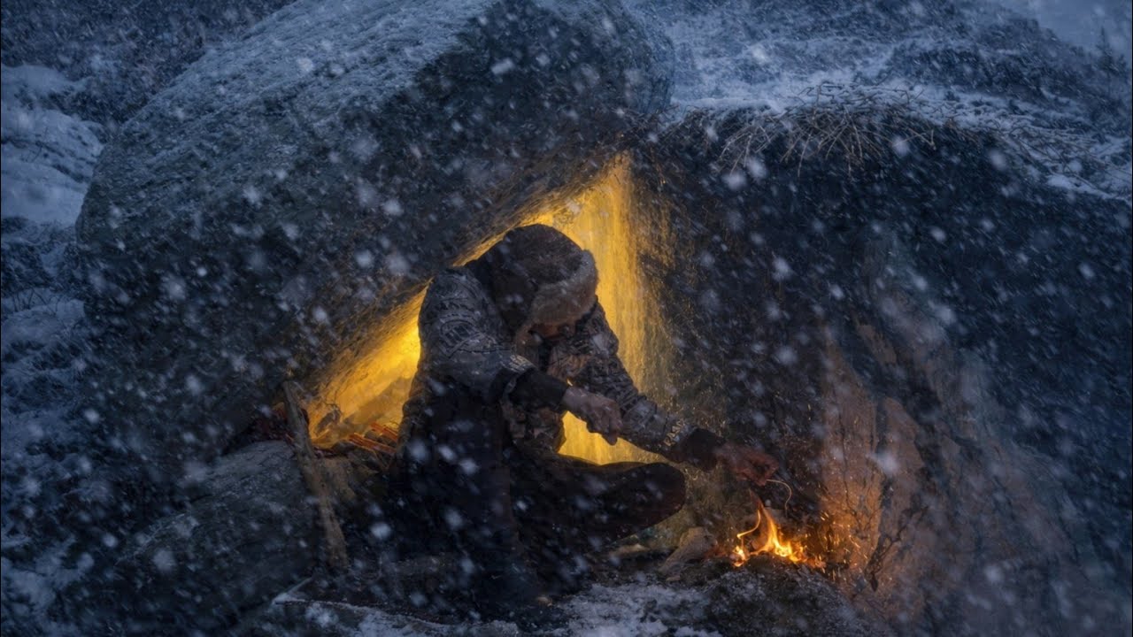 Survived a -20°C Night Inside a Rock Shelter (Snowstorm)”