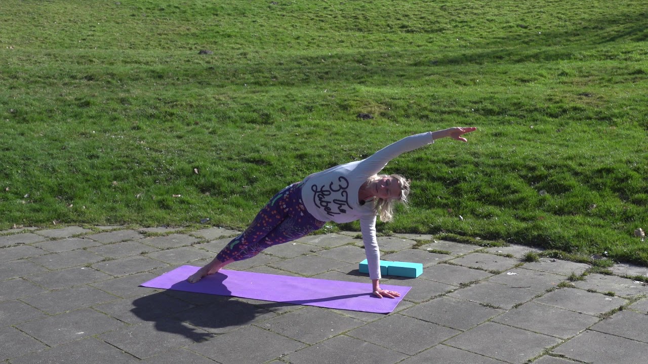 Buiten Yoga zonnegroeten