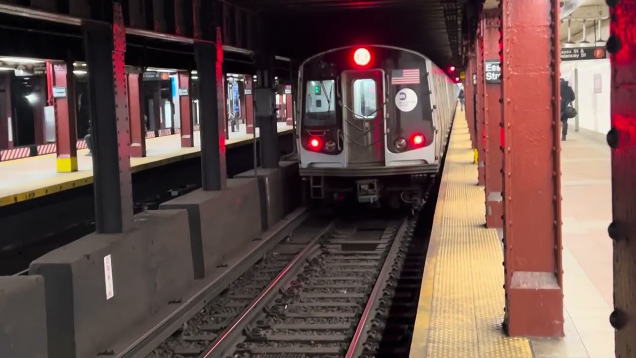 BMT Nassau St Line: (J) (M) Train Action @ Essex St (R143, R160, R179) 