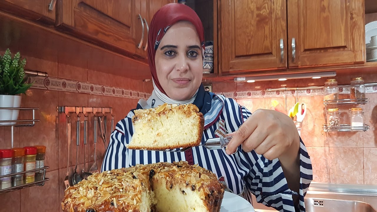 كيكة التفاح المفضلة عندي معلكة بطبقة مقرمشة  غنية لذيذة بزاف بصراحة طوووب😄
