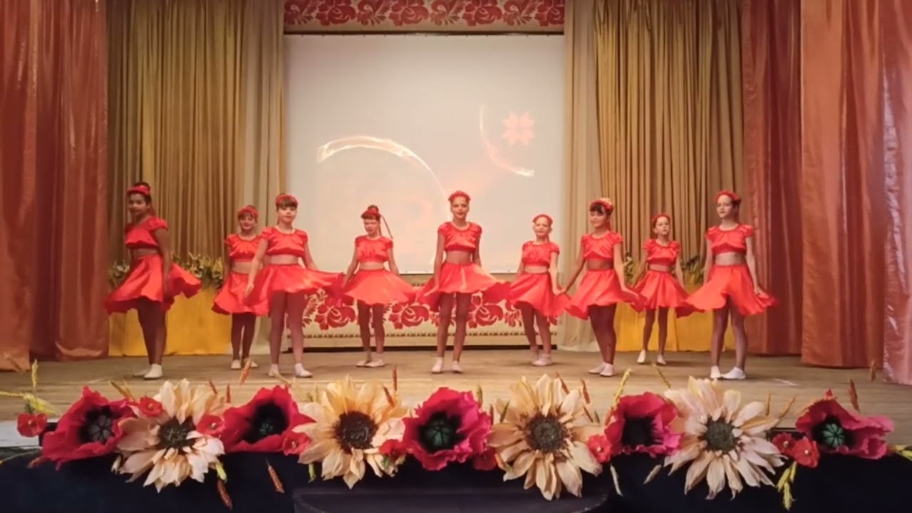В саду гуляла