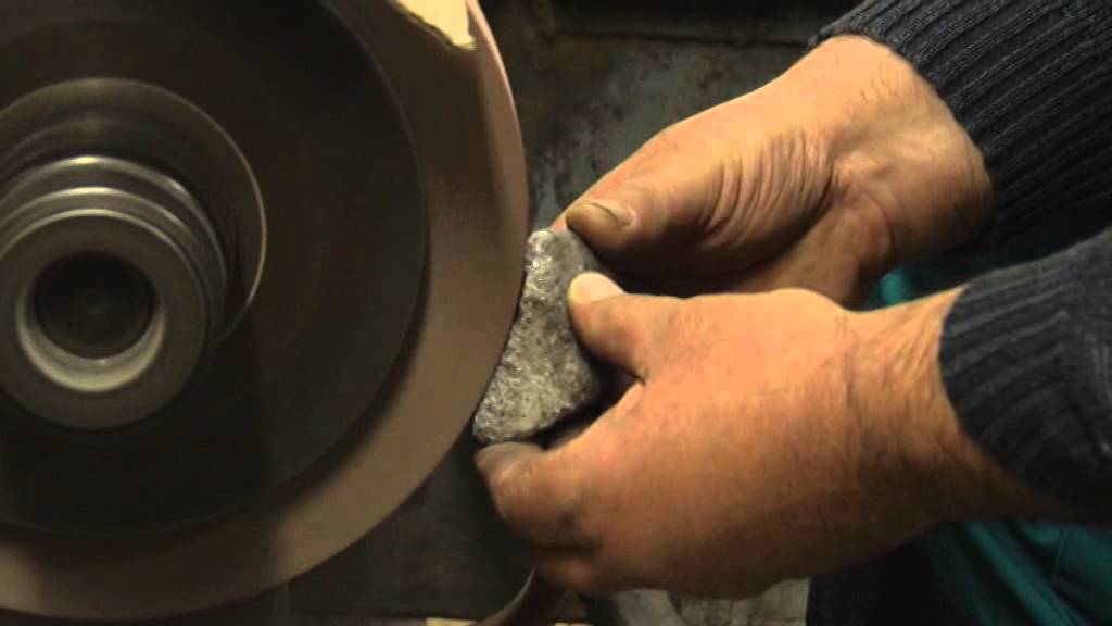 Tarjányi József népi iparművész késes