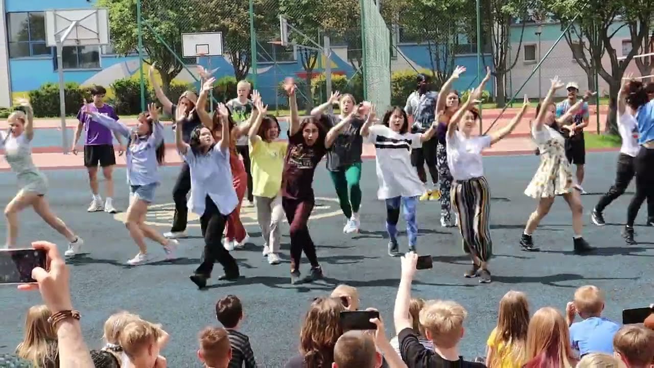 Grupa artystyczna Heart Global w SP 12 w Głogowie.