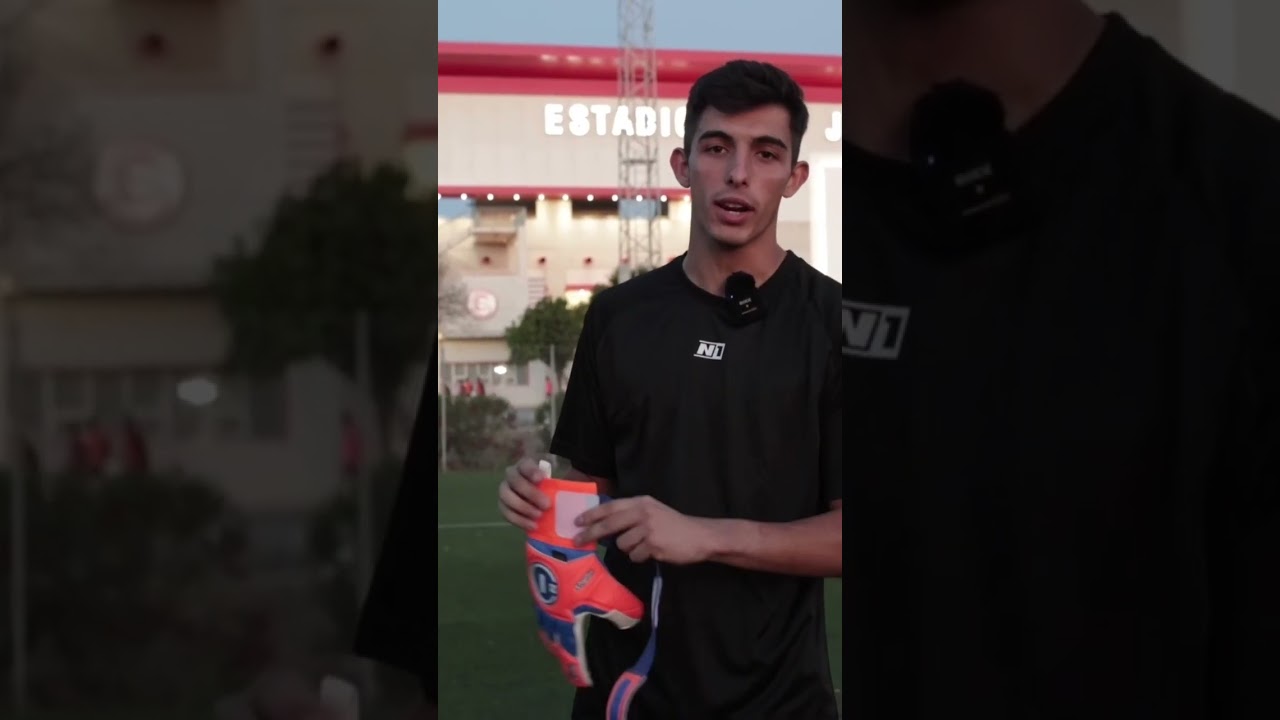 🔥𝐀𝐋𝐁𝐄𝐑𝐓𝐎 𝐅𝐋𝐎𝐑𝐄𝐒 𝐱 𝙃𝙊𝙍𝙐𝙎 𝙊𝙍𝘼𝙉𝙂𝙀 🔥*UNBOX1NG* Sevilla keeper explain us why he loves this glove #shorts