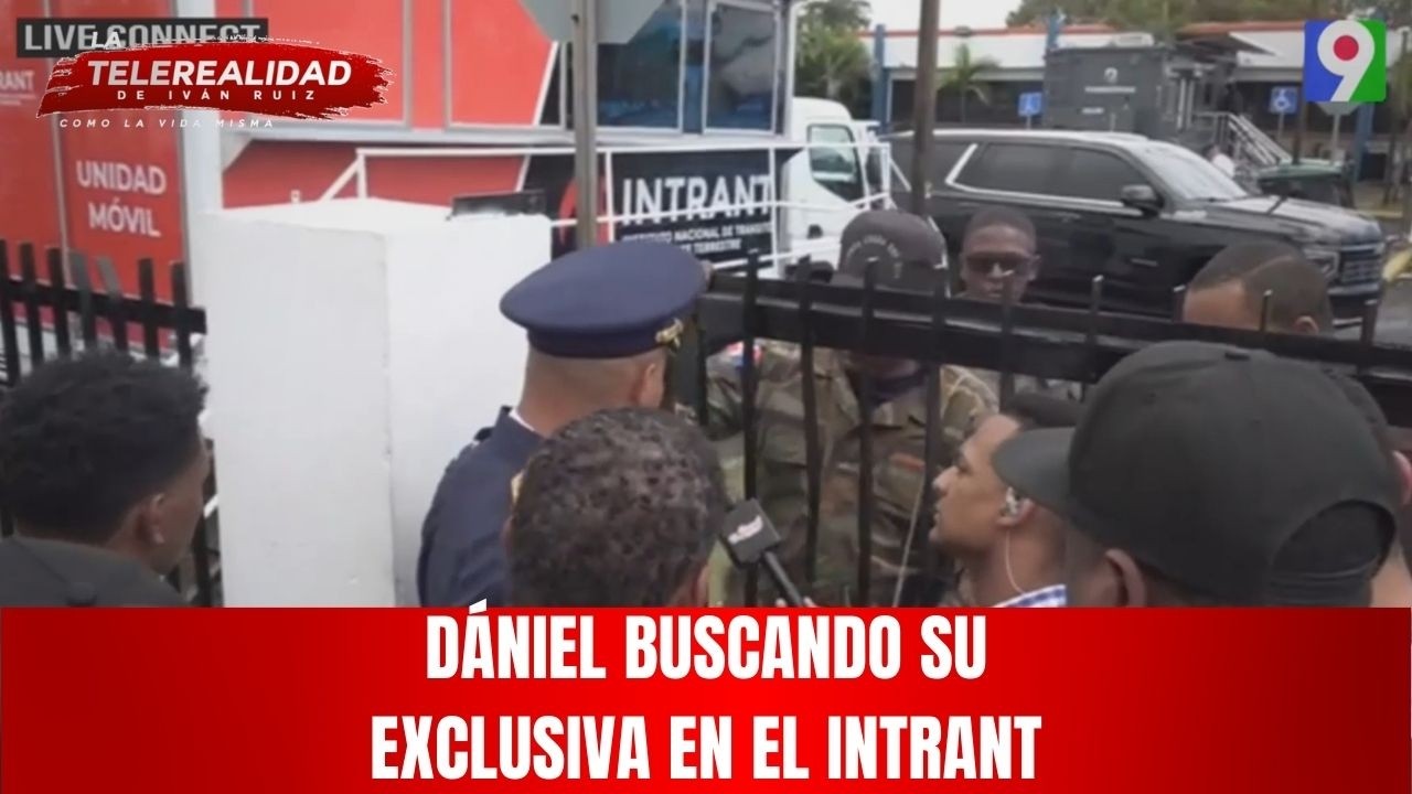 Dániel buscando su exclusiva en el INTRANT