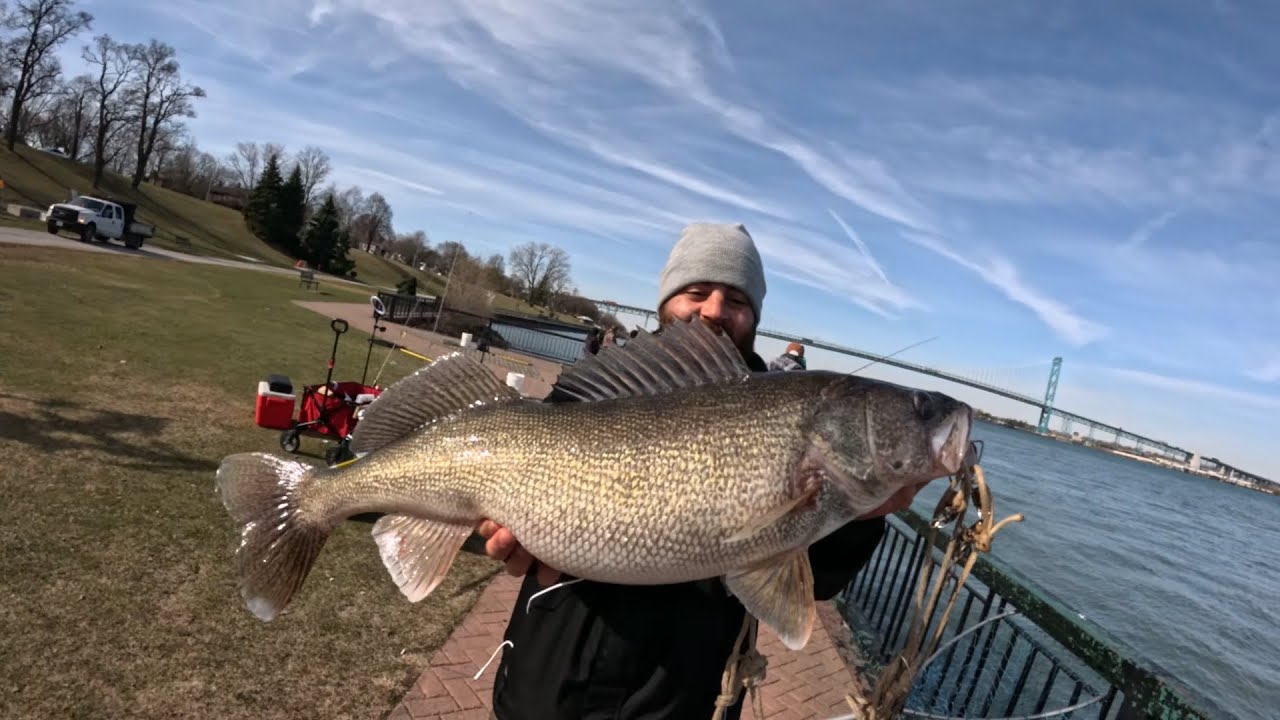 10lbr CAUGHT! Searching For 30- Episode One Detroit River