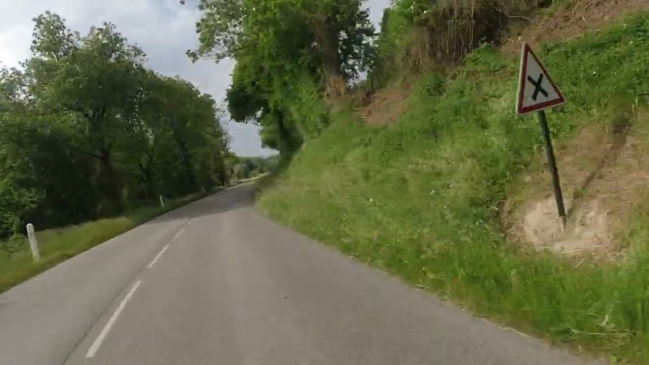 Conduite Moto : recherche d'indices sur route de campagne.