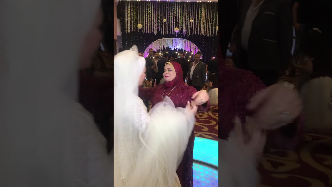 ام العروسه تنهار من البكاء الشديد في احضان ابنتها علي اغنيه امورتي الحلوه