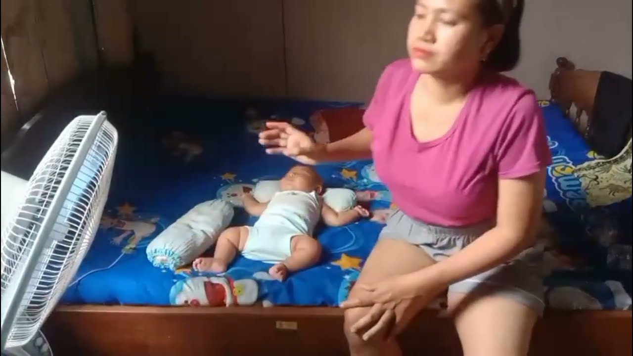 Ibu muda mau tidur bersama bayi lucu