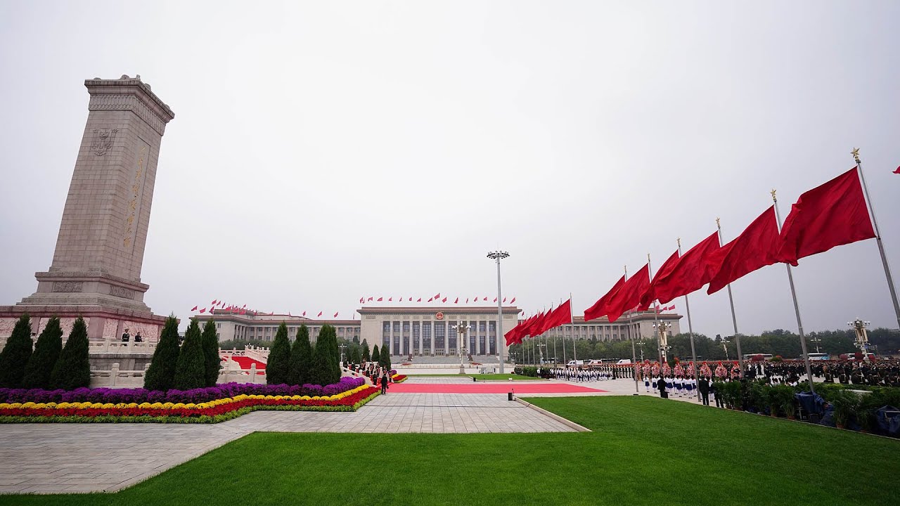 Xi pays tribute to national heroes in Tian'anmen Square