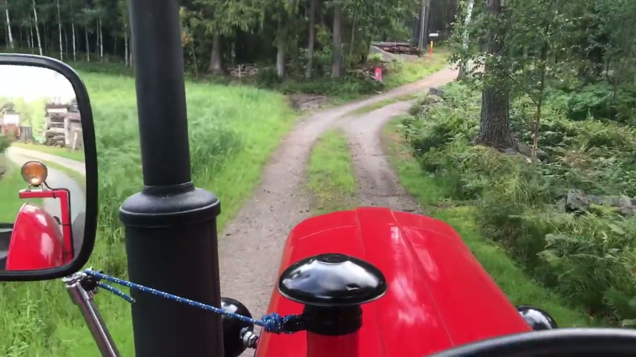 Bukh 302 Super på vei til huset i skogen.