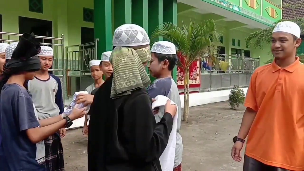 Lomba memakai Imamah Unik ~ Al Bahjah Bacem - Blitar