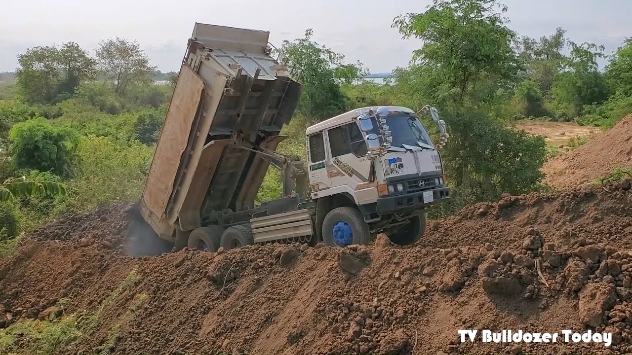 Step3 Good work activities​ project​ KOMATSU D30P Pushes the Ground to Fill a Deep Pit​ & Dump Truck