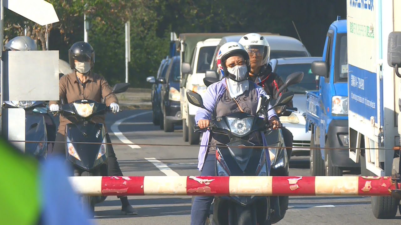台中烏日學田路平交道 尖峰塞車惹民怨 20201111 公視晚間新聞