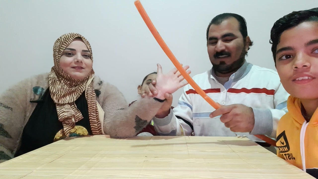 # تحدي جديد تحدي علي 2 بيتزا والعقاب فلقه# مد علي الرجلين ومد علي الايد #
